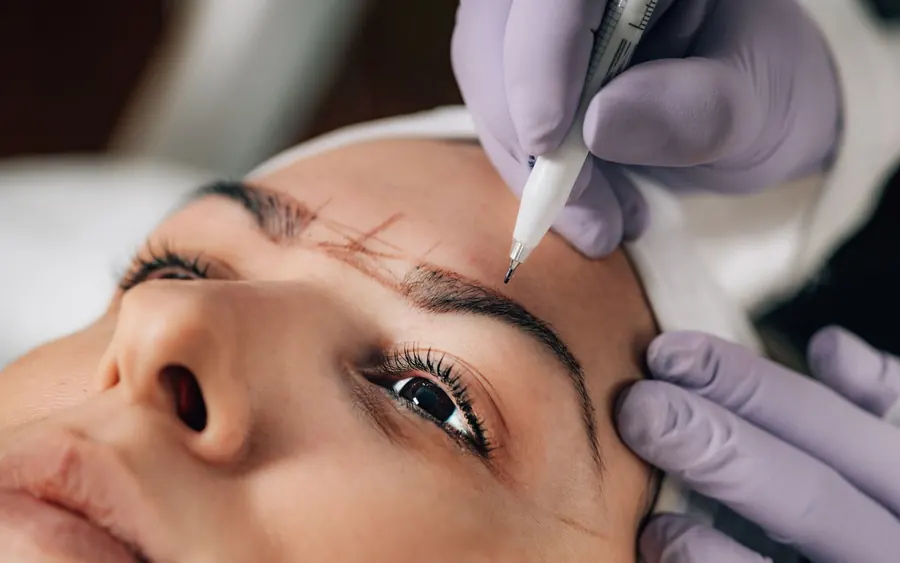 Microblading öncesinde kaşa çizilen tasarım çizgileri