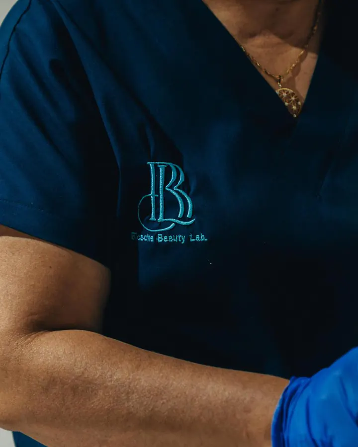 BIOSCHA Beauty Lab logolu üniforma giyen uzman