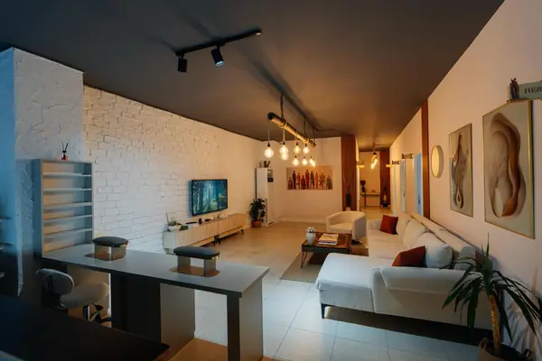 Tuğla duvarlı, sarkıt aydınlatmalı misafir bekleme salonu