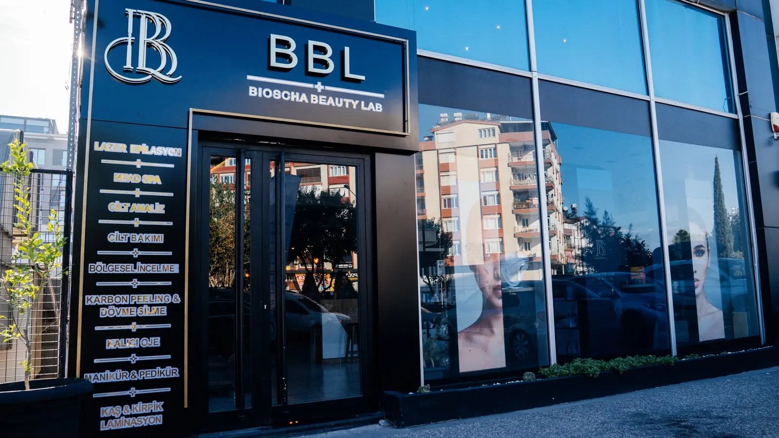 BIOSCHA Beauty Lab dış cephesi ve hizmetlerin yazılı olduğu giriş tabelası