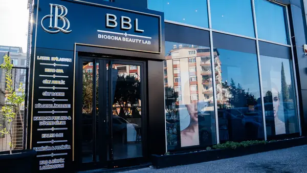 BIOSCHA Beauty Lab dış cephesi ve hizmetlerin yazılı olduğu giriş tabelası