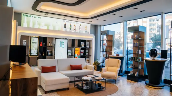 BIOSCHA Beauty Lab karşılama alanı, oturma grubu ve ürün rafları