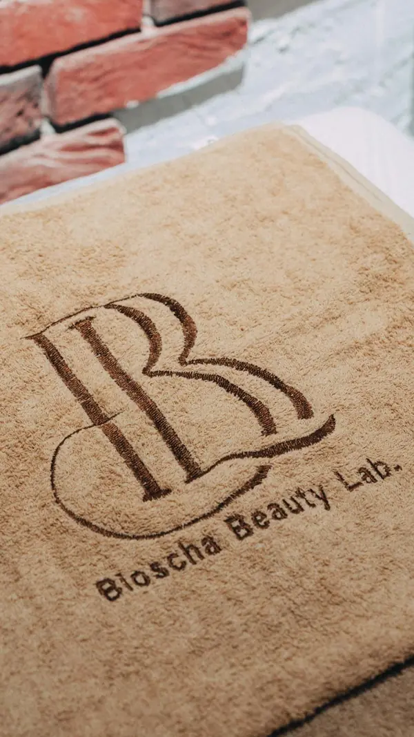 BIOSCHA Beauty Lab logolu nakışlı havlu