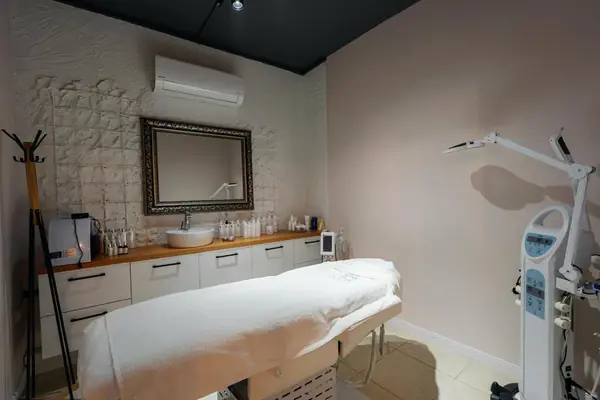 Bakım odasında yatak, lavabo ve cihaz