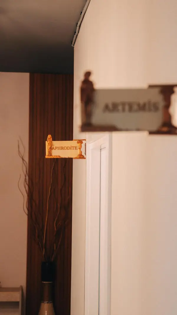 Aphrodite ve Artemis oda tabelaları