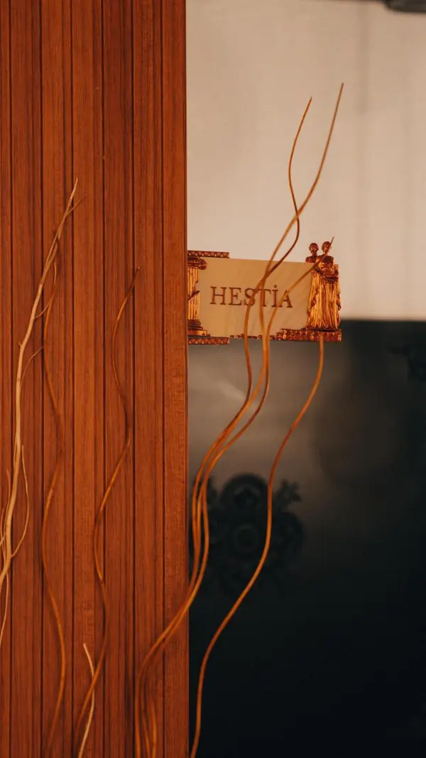 Hestia adlı uygulama odasının tabelası