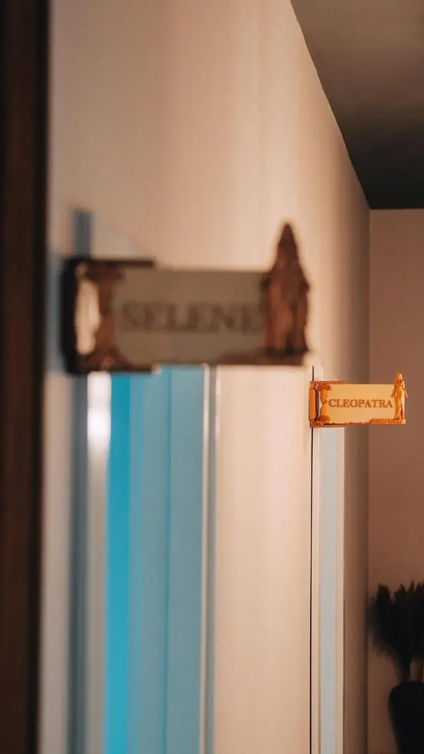 Selene ve Cleopatra oda tabelaları