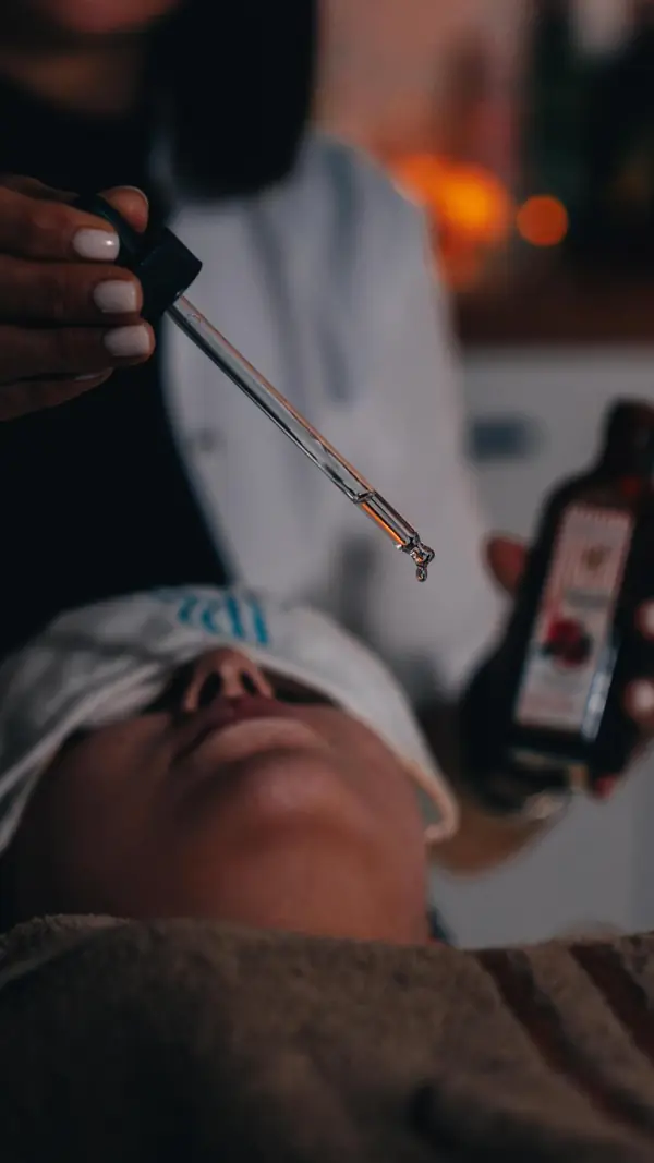 Cilt bakımında damlalıkla serum uygulaması