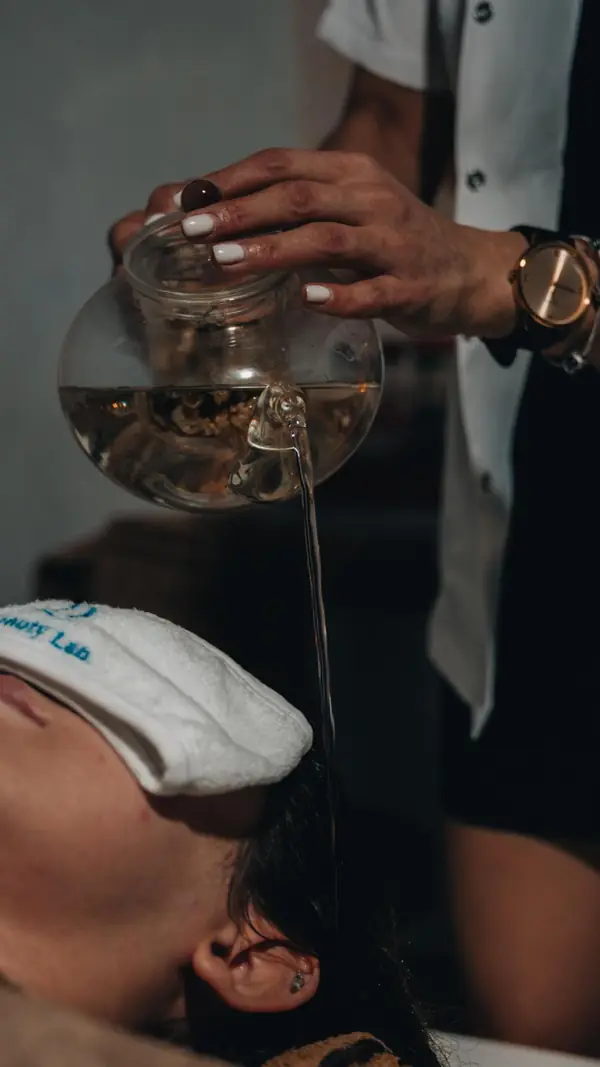 Head Spa ritüelinde saçlara ılık su dökülmesi