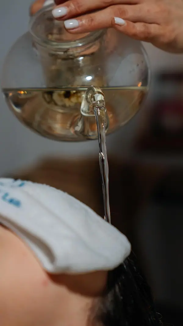 Head Spa ritüelinde cam demlikten su dökülmesi