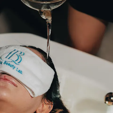 Head Spa ritüelinde saçlara ılık su dökülmesi