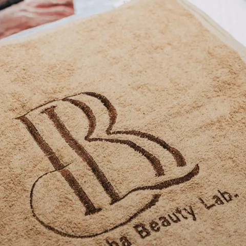 BIOSCHA Beauty Lab logolu nakışlı havlu