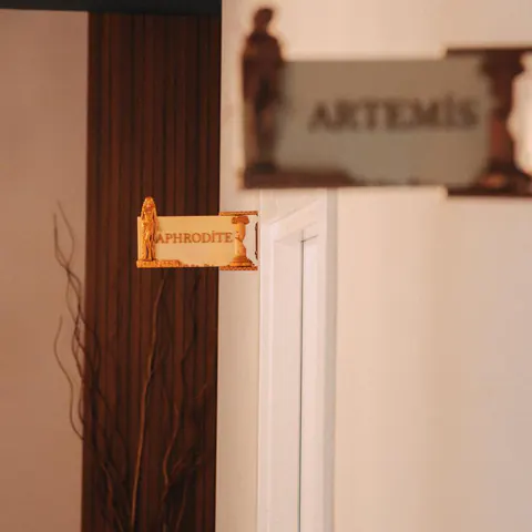 Salonda mitolojik isimler taşıyan oda tabelaları