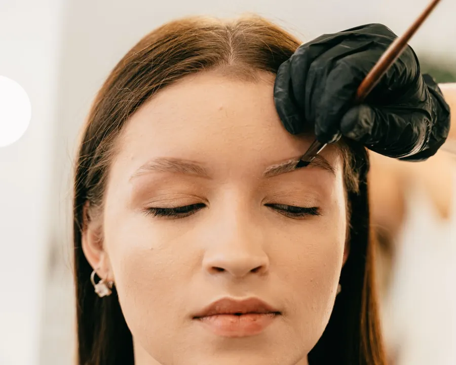 Salonda kaşa microblading uygulaması